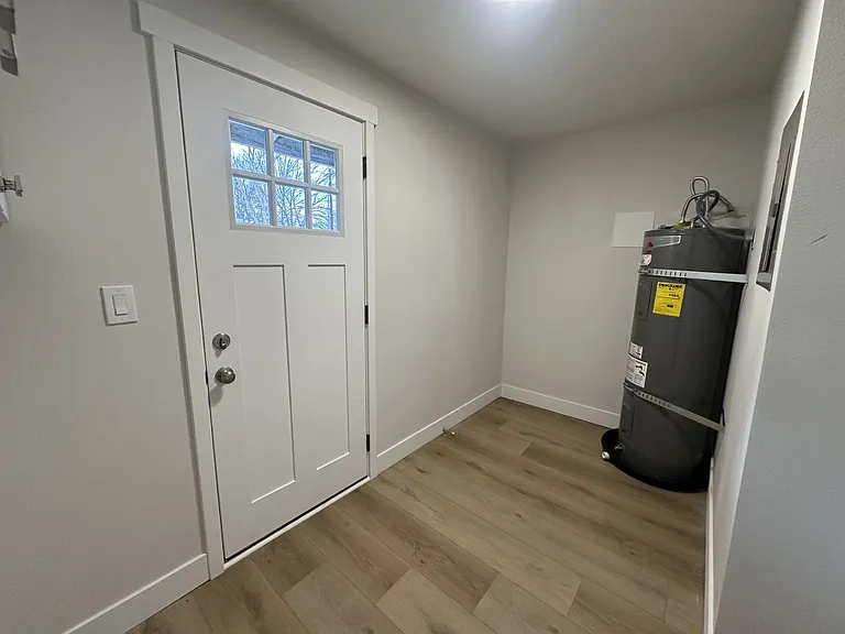 Fully Remodeled 2 Bedroom 1 Bath Units — Photo 9