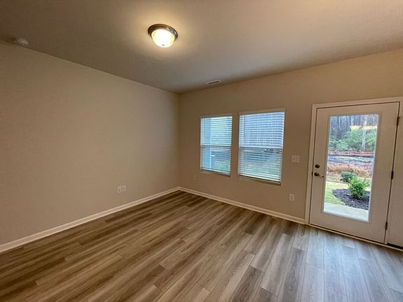 4th image of 214 Brook Farm Ln