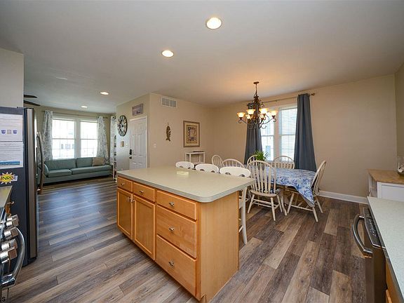 5th image of 461 Asbury Ave #1