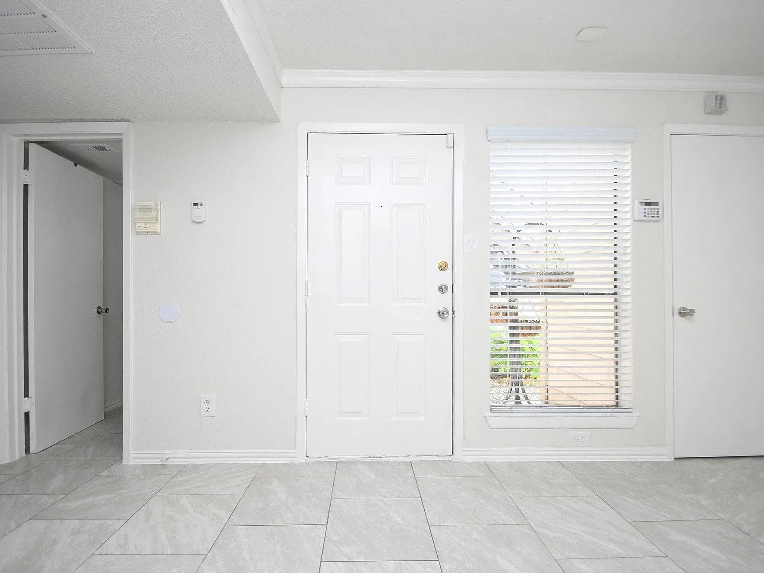 1 bed, 1.0 bath, 793 sqft, $1,195 — Photo 2