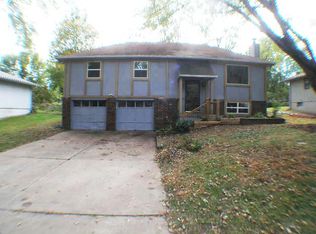 304 SW Sandstone Dr, Blue Springs, MO 64014
