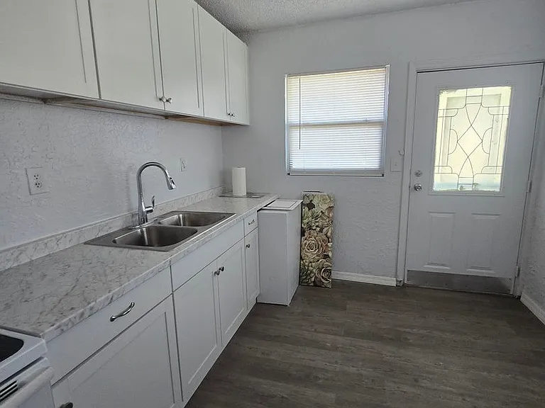 706 E Madison St — Photo 10