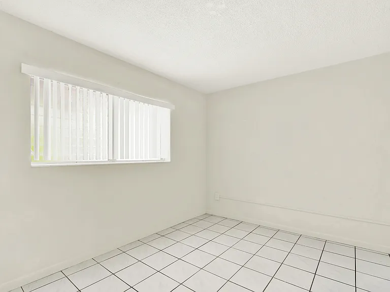 416 Santander Aveapt D — Photo 8