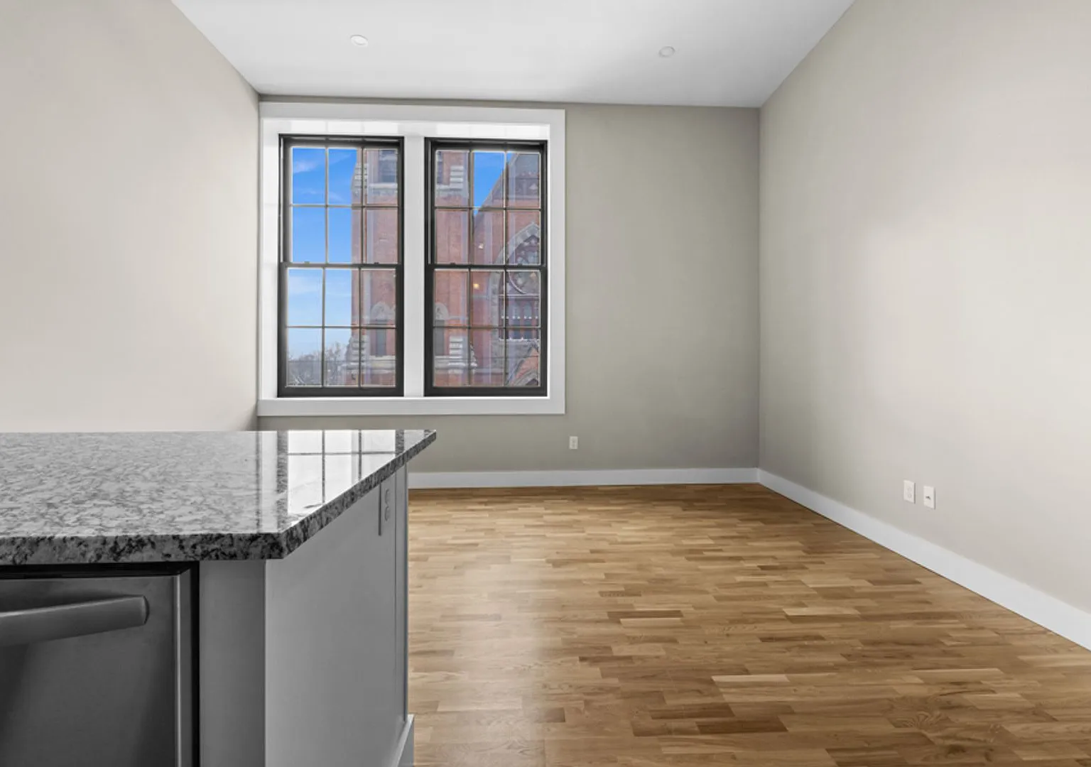 New lofts in convenient location — Photo 4
