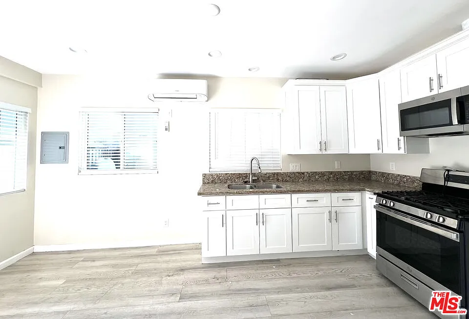 1 bed, 1.0 bath, 700 sqft, $1,800 — Photo 4