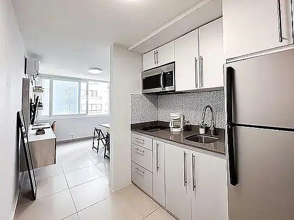 3rd image of 4021 Avenue Isla Verde