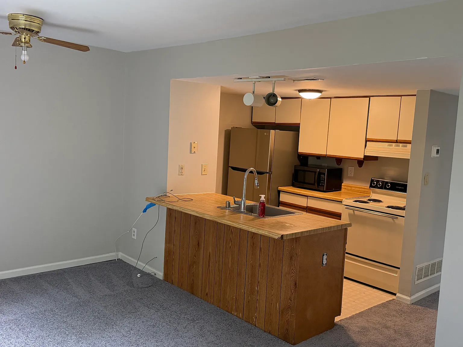 3 bed, 1080 sqft, $2,500 — Photo 3