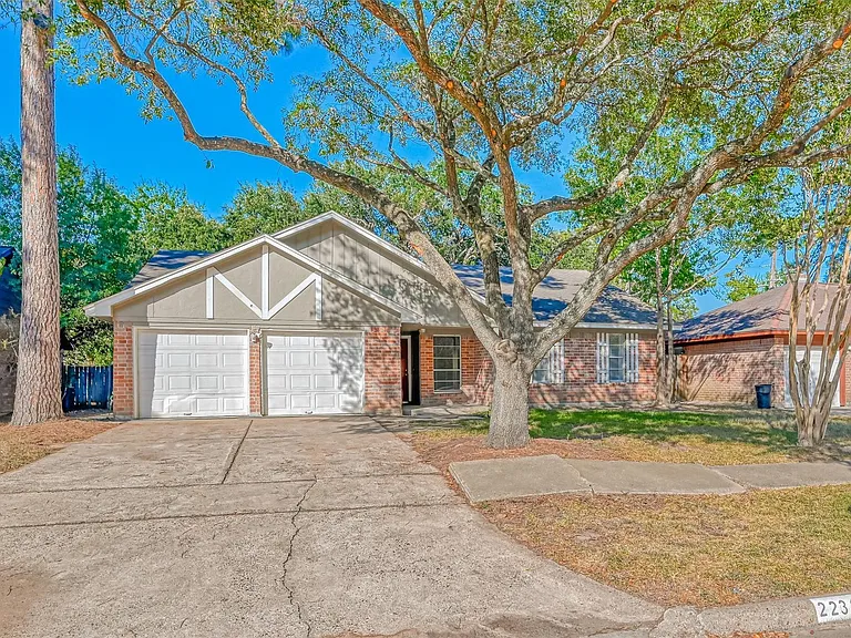 22318 Meadowgate Dr — Photo 2