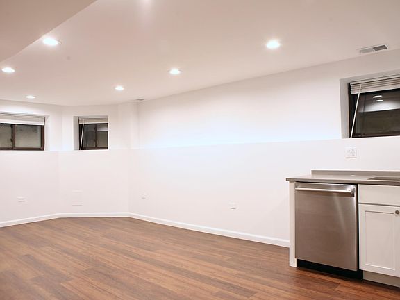 4th image of 2053 W Montrose Ave #G