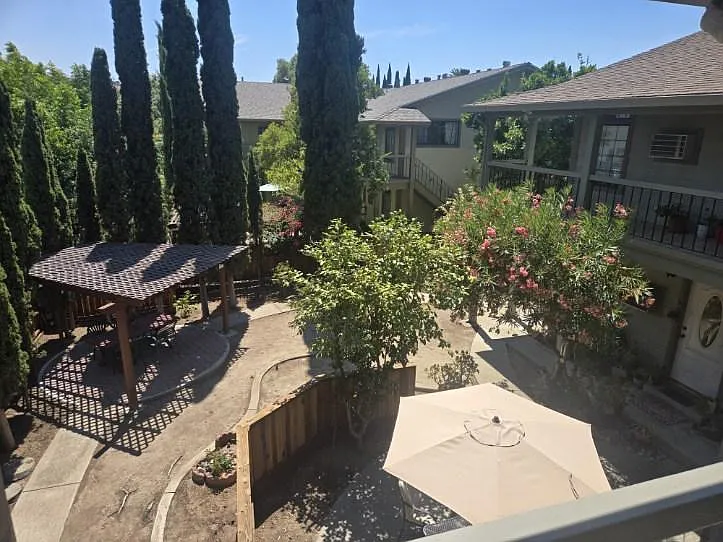 2 bed, 900 sqft, $2,195 — Photo 2