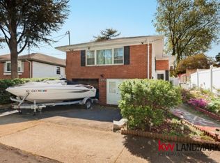 24419 Grand Central Pkwy, Douglaston, NY 11362