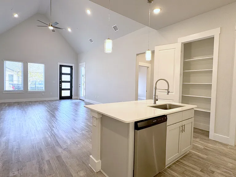 3200 N Collins St — Photo 3