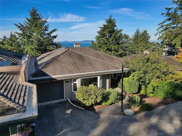 2829 Arbutus Rd #109, Saanich, BC V8N 5X5