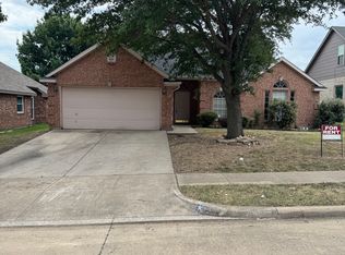 909 Canterbury Dr, Saginaw, TX 76179
