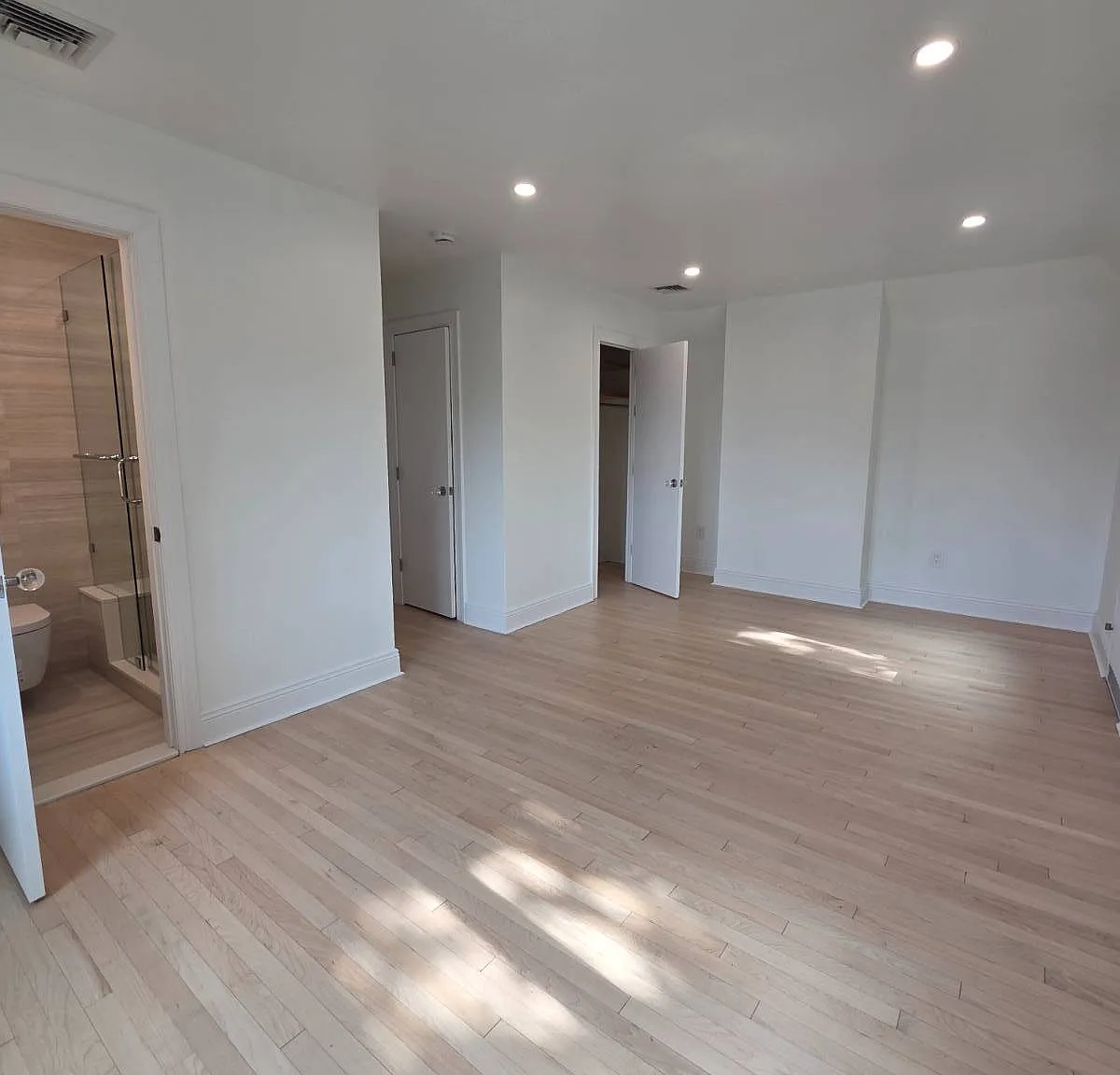 Studio, $6,500 — Photo 4
