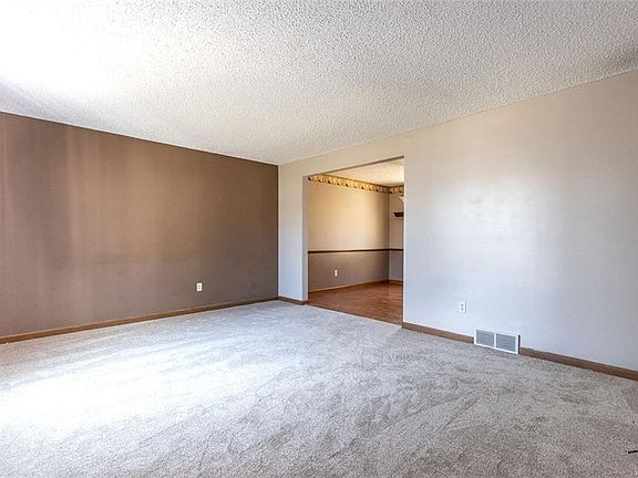 3rd image of 35 Deepwood Ct
