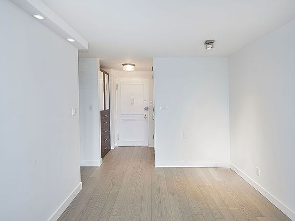 4th image of 201 W 70th St APT 33G