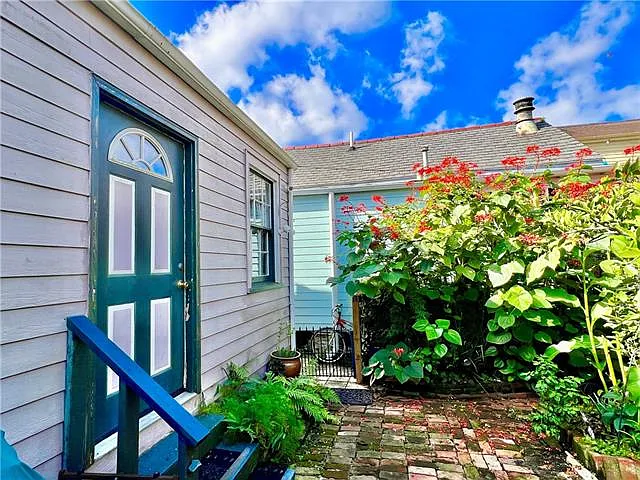 2025 Dauphine St — Photo 12