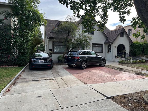2nd image of 220 E Maple St #220