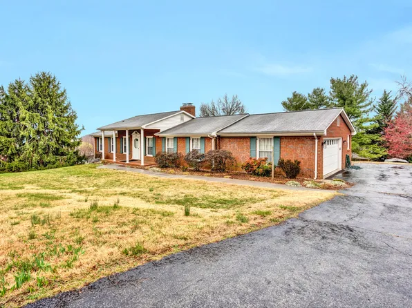 3944 Poplar Grove Dr, Vinton, VA 24179