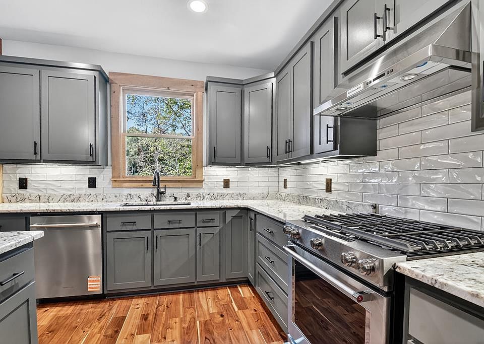 16th image of 382 Pocaset Dr
