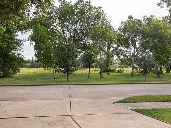 3rd image of 723 Deer Hollow Dr