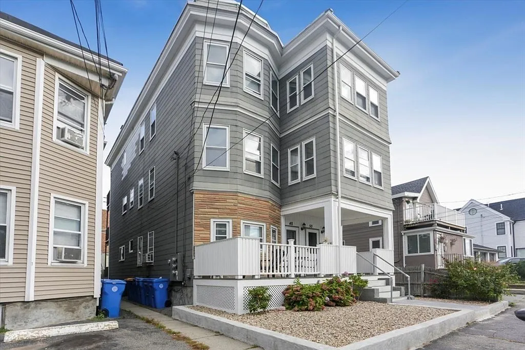3 bed, 1.0 bath, 1400 sqft, $3,300 — Photo 1