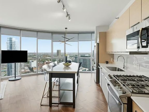 2nd image of 934 W Madison St #1614