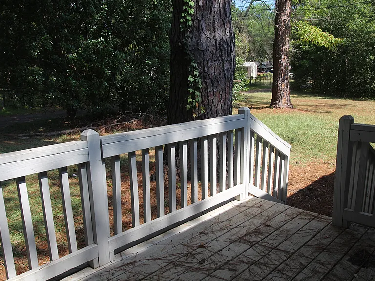 1403 Greenbrier Ct — Photo 9