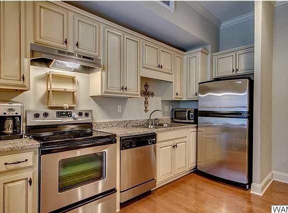 2nd image of 704 13th St APT 10