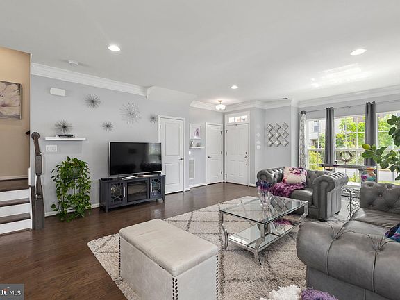 5th image of 828 Basswood Dr