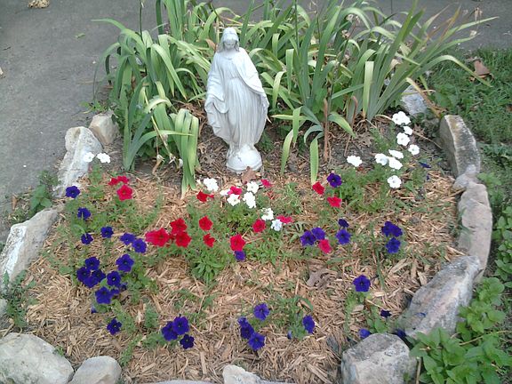 Front walkway garden