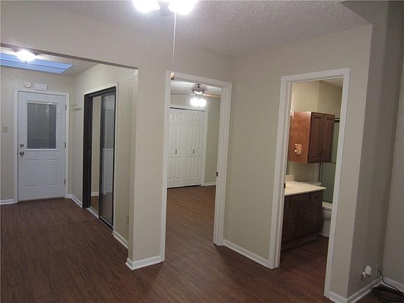 5th image of 3832 Crossroads Dr