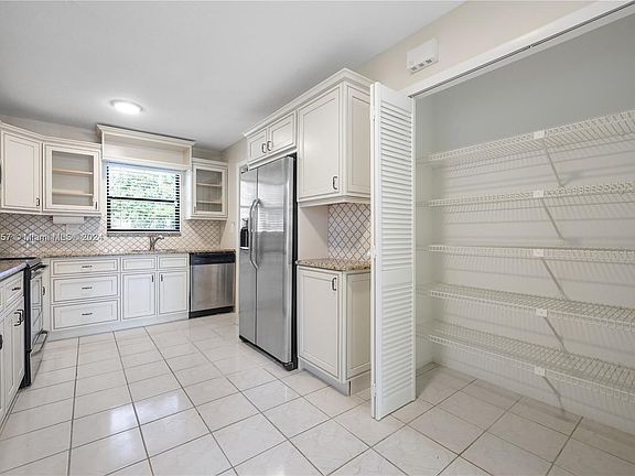 4th image of 9535 Toledo Ln
