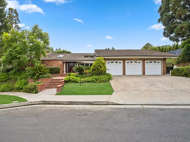 17 Pinehurst Ln — Photo 1