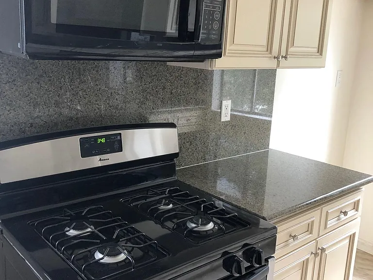 11446 Califa St #3 — Photo 9