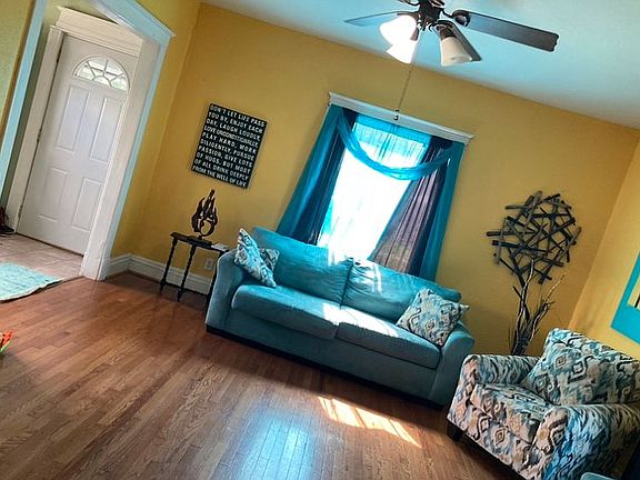 Living room(main entry left)