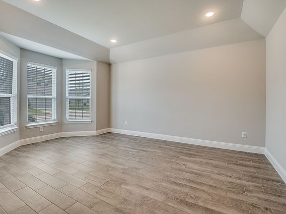 SPACIOUS FLEX ROOM OR FORMAL DINNING