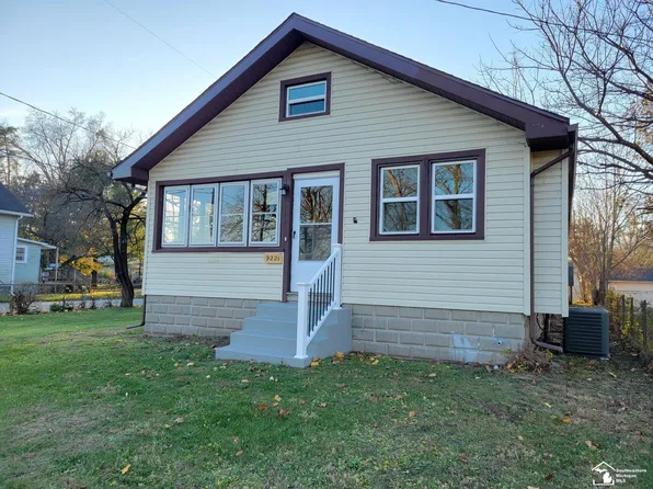 9221 Lewis Ave, Temperance, MI 48182