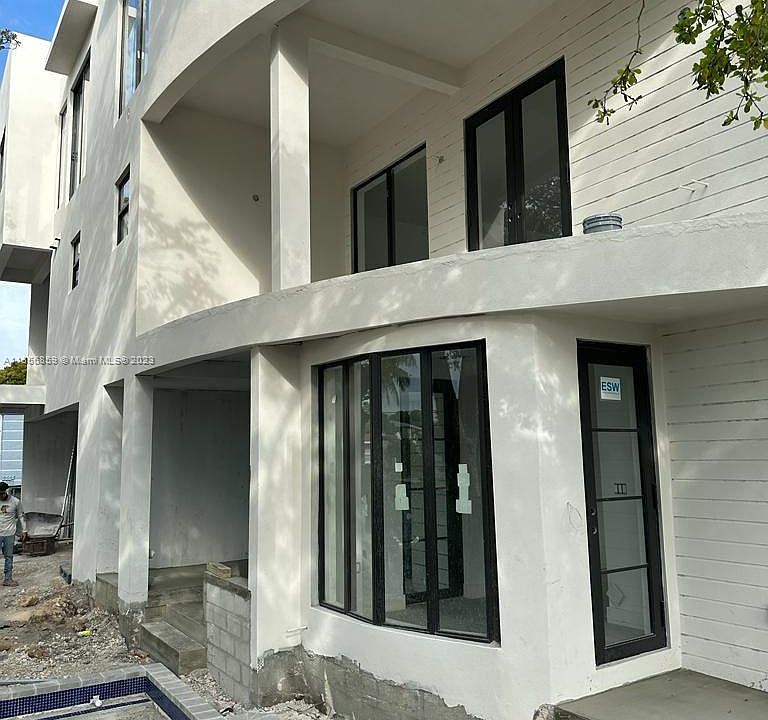 1st image of 415 NE 16th Ave