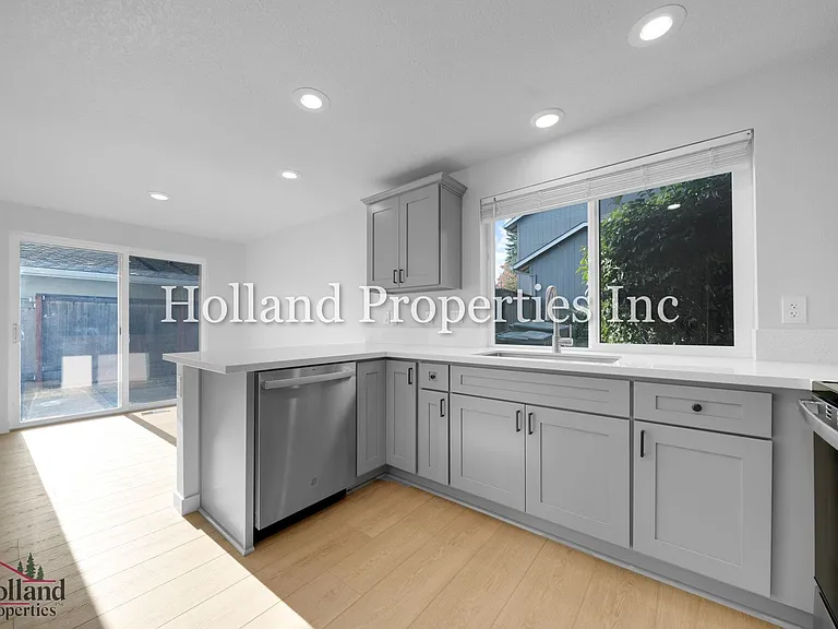 9055 SW Sagert St — Photo 6