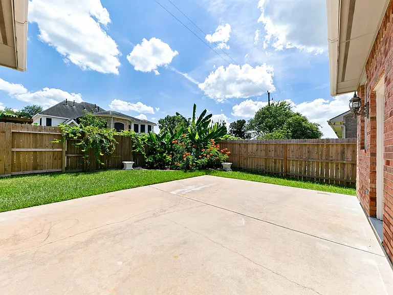 16027 Belleshire Ln — Photo 14