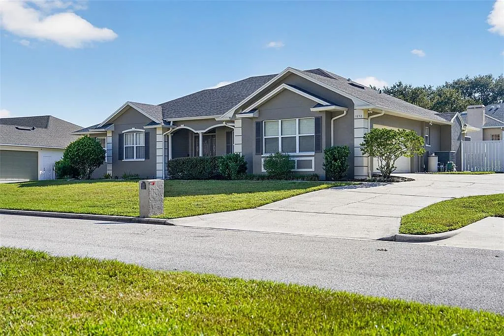 3 bed, 2.0 bath, 2442 sqft, $3,350 — Photo 2