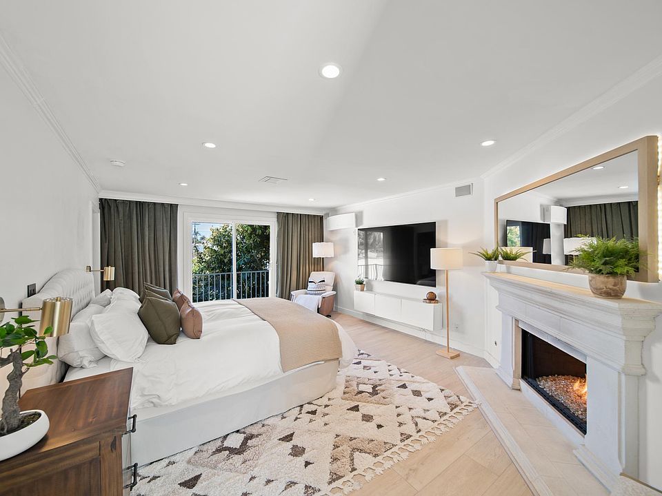 Primary suite with patio doors & treetop views