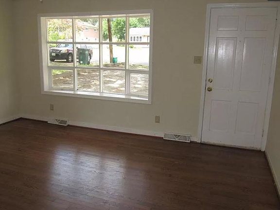 4th image of 8701 Woodlake Dr