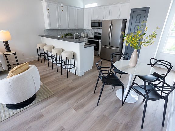 5th image of 1004 Travis Ave #104