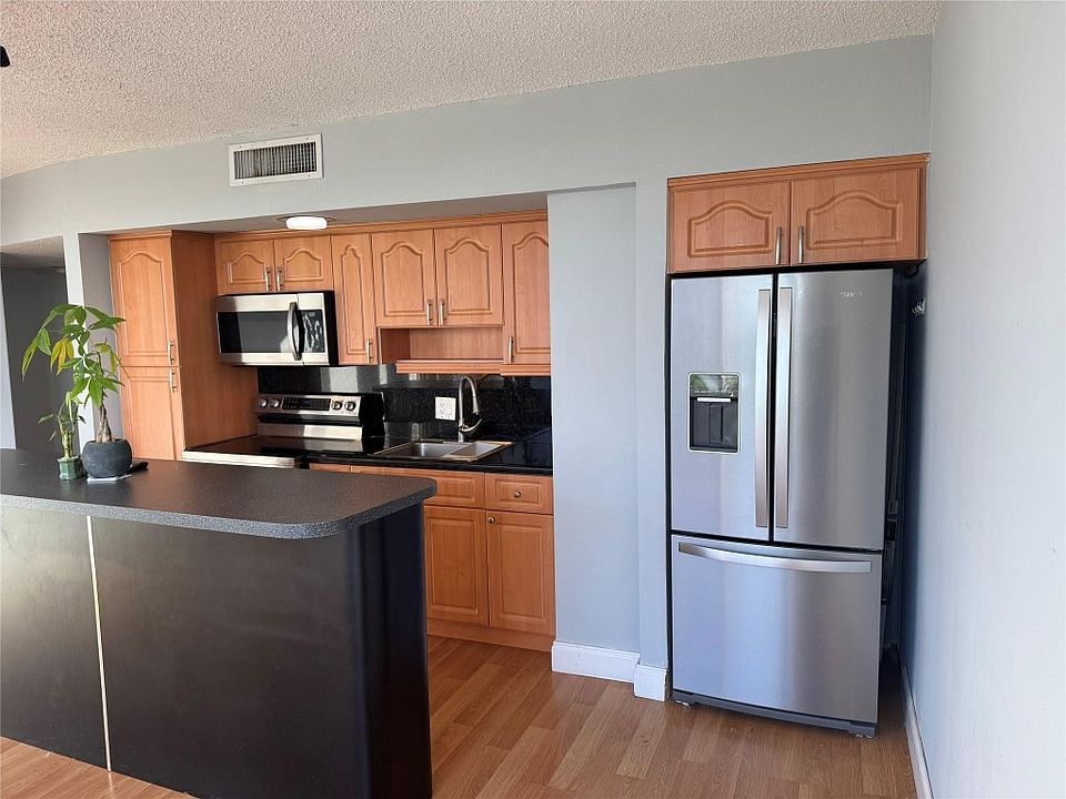 1st image of 900 Bay Dr APT 513