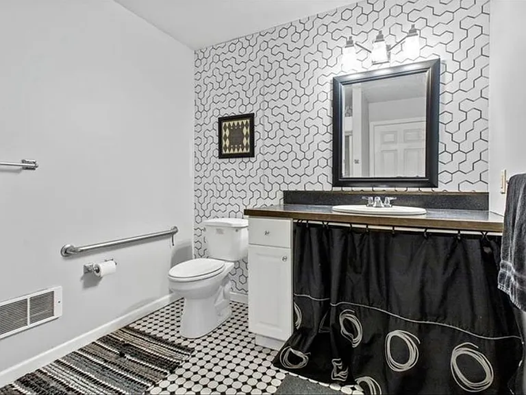 204 Superior Ave — Photo 23