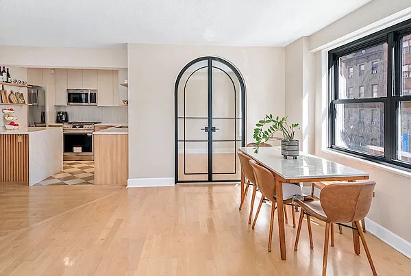 132 East 35th Street — Photo 2