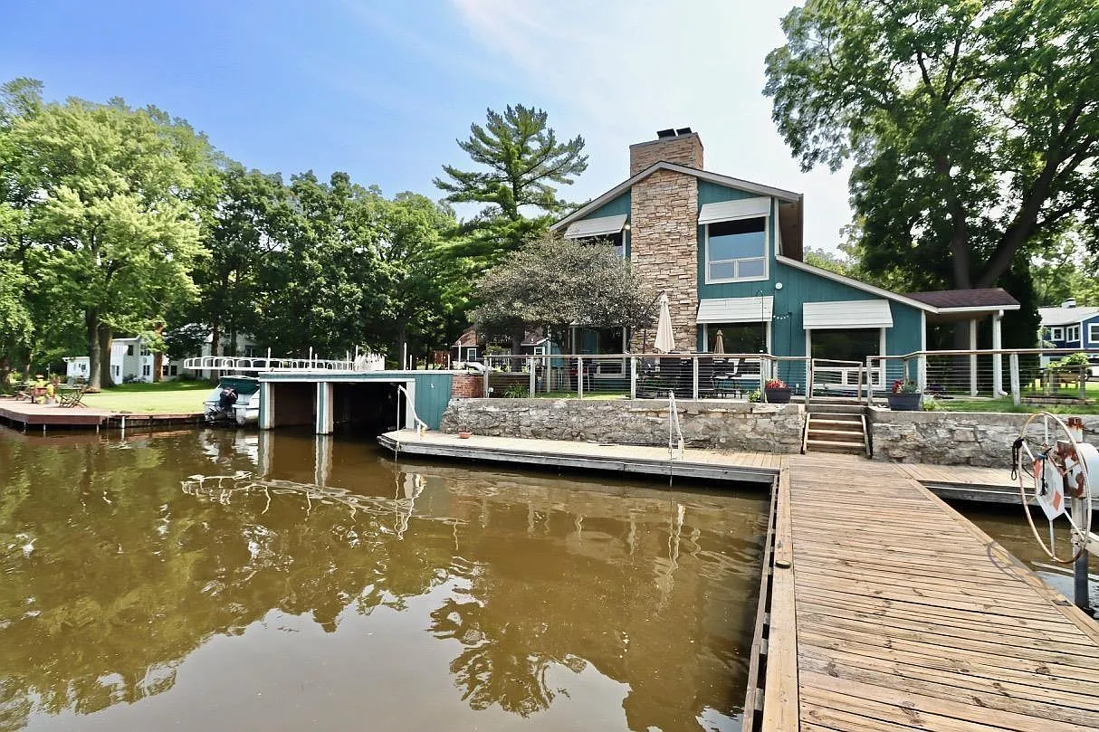 2870 South Riverside Drive photo 1